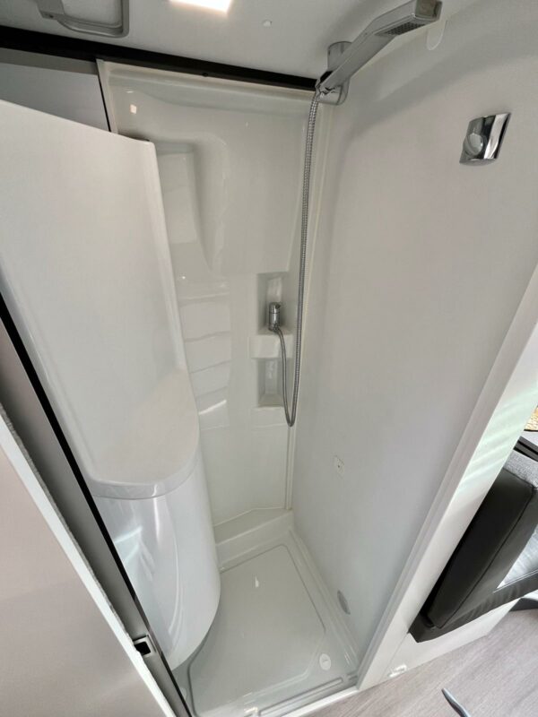 ADRIA TWIN SUPREME 640 SLB – Image 16