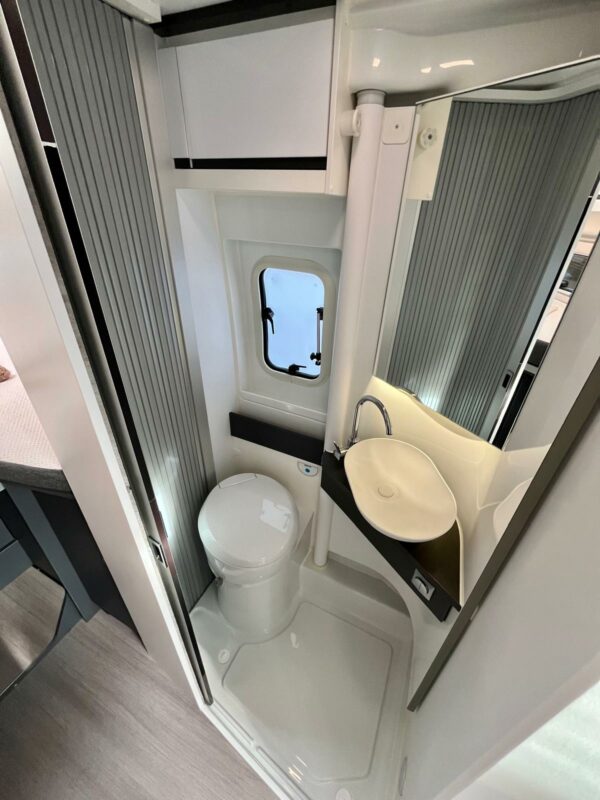 ADRIA TWIN SUPREME 640 SLB – Image 18